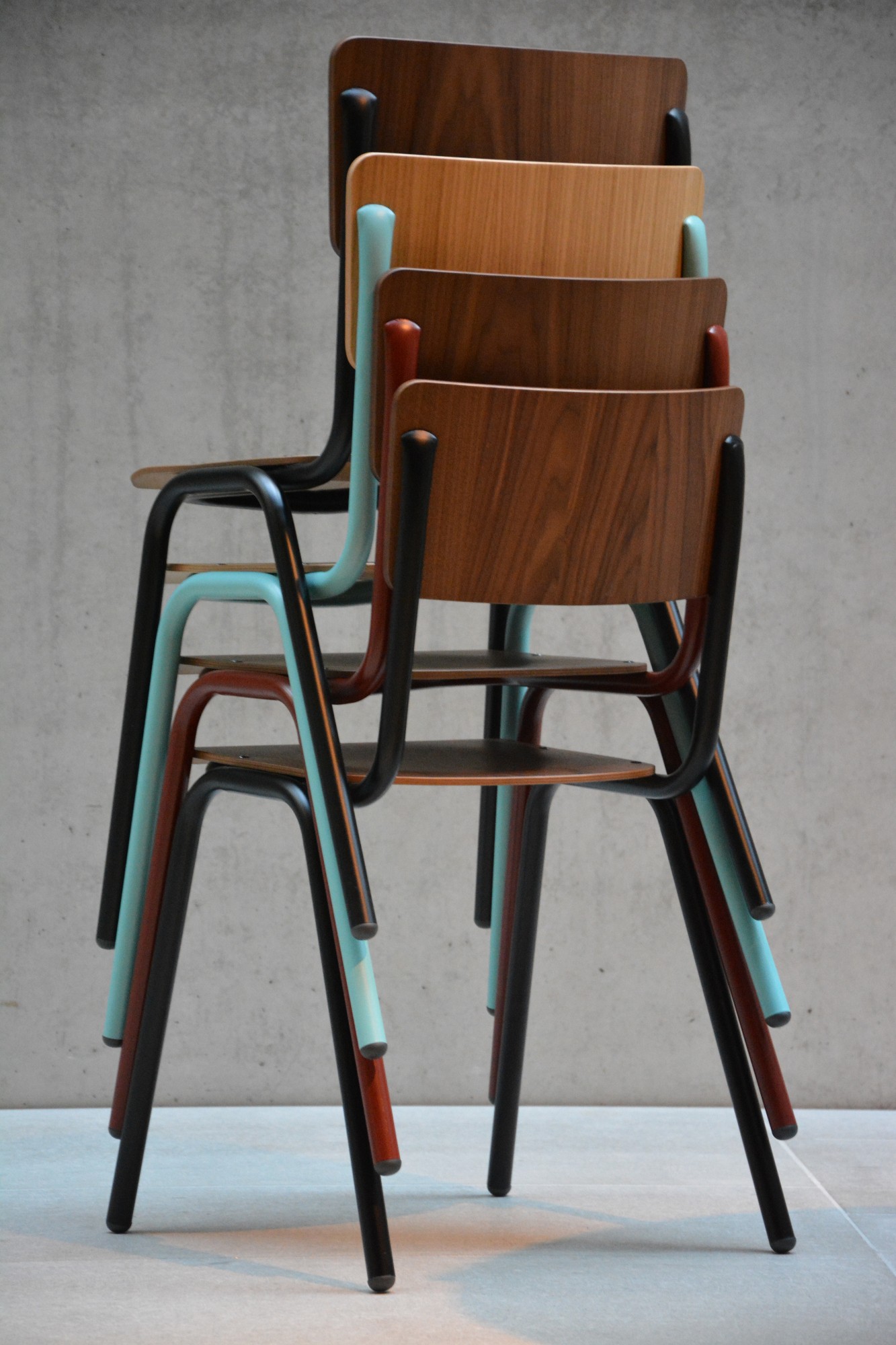 Stuhl aus Holz, Gestell Stahlrohr