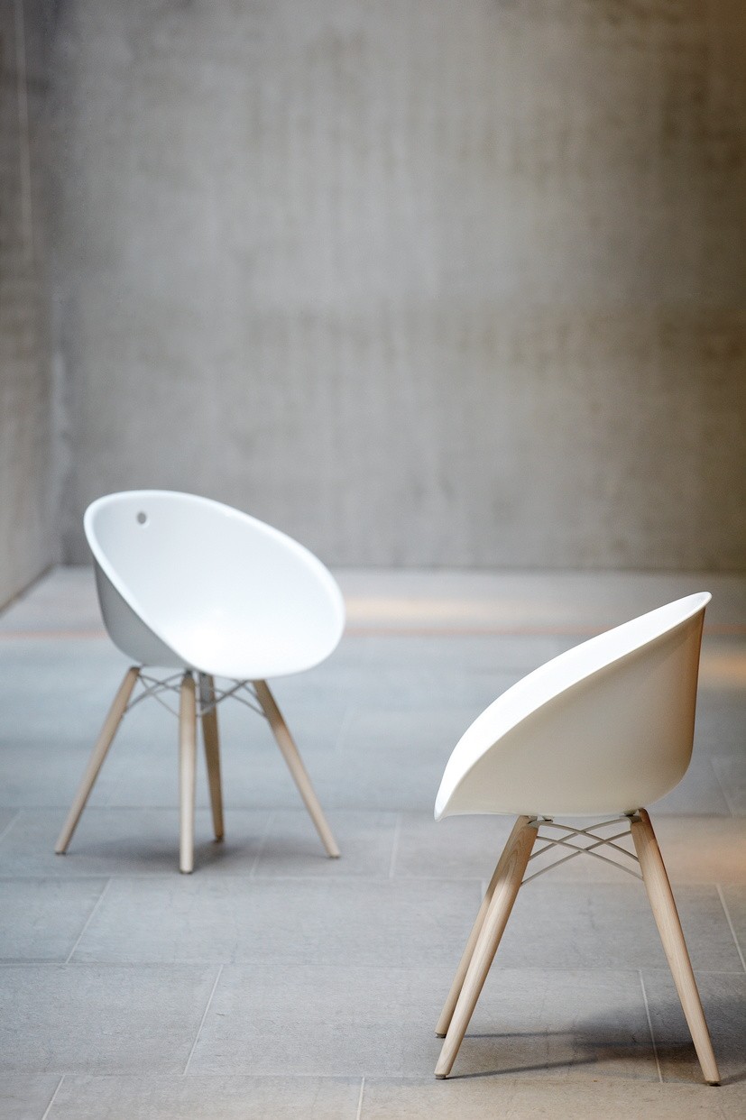 Stuhl mit Holzbeinen und Kunststoff-Sitzschale, weiß. Pedrali